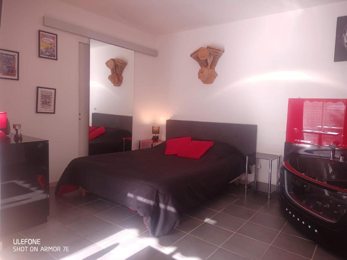"Le Maloya" Chalets Independants -Chambre Balneo - Relais Motards Lacaune Εξωτερικό φωτογραφία