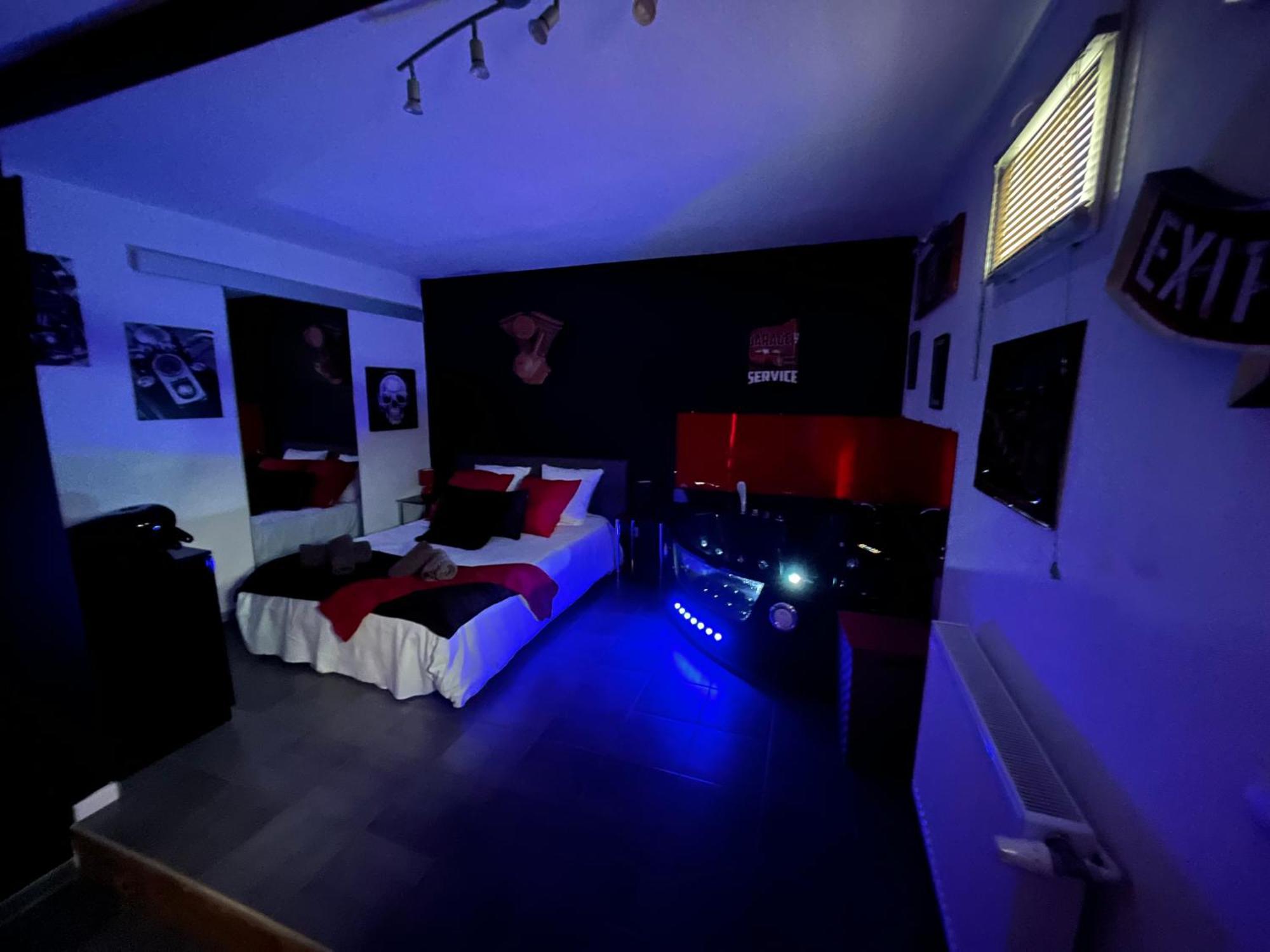 "Le Maloya" Chalets Independants -Chambre Balneo - Relais Motards Lacaune Εξωτερικό φωτογραφία