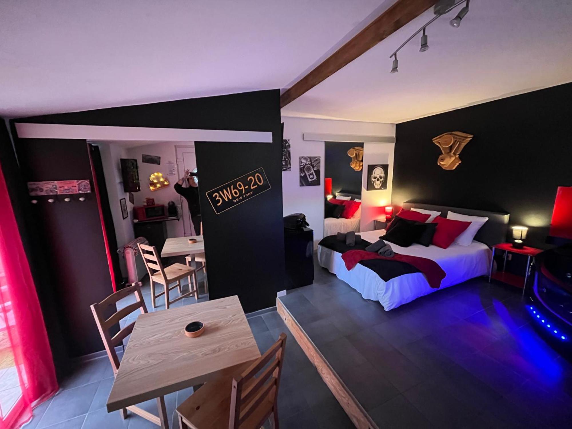 "Le Maloya" Chalets Independants -Chambre Balneo - Relais Motards Lacaune Εξωτερικό φωτογραφία